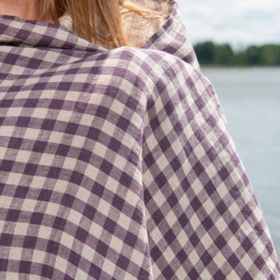 MARRE strandhåndkle i lin med lilla og naturlig grå ruter