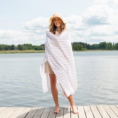Hvit halvlin strandhåndkle med grønnaktig grå striper