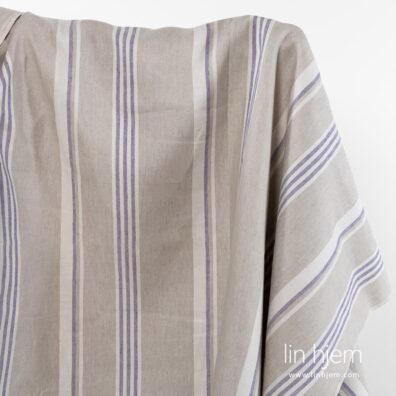 Brunaktig linstoff med lilla striper.