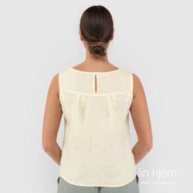 Gulaktig bluse av 100% lin.