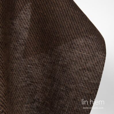100% linstoff i brun farge.