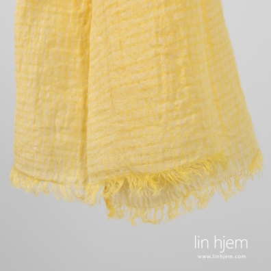 Gult sjal av 100% linstoff.