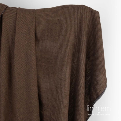 Vasket linstoff med brune og svarte striper