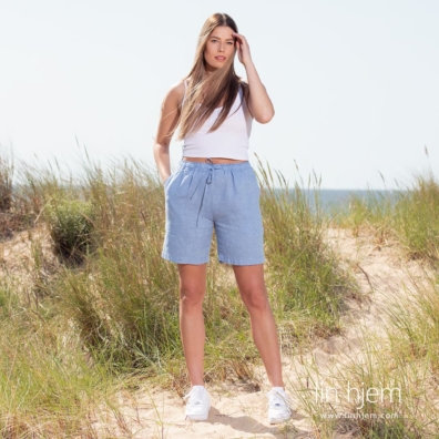 DOLFI linshorts vevd av lyseblått og blått garn, melange
