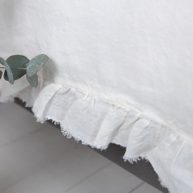 Melkehvitt lin dynetrekk med 8,5cm volanger på sidene og nederkant og 1cm frynser