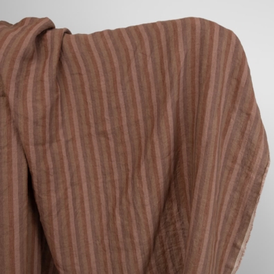 Linstoff med brune striper vasket