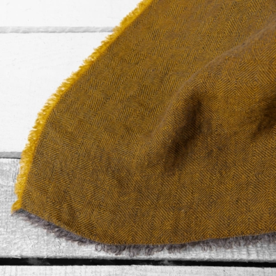 LEILA lin sengeteppe mørkegrått-sennepsfarget med 1,5cm lange frynser