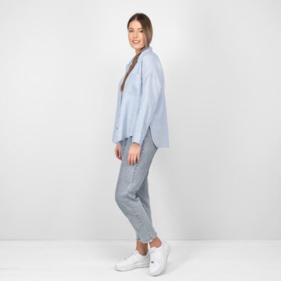 Lyseblå linbluse / skjortebluse med sideslidser