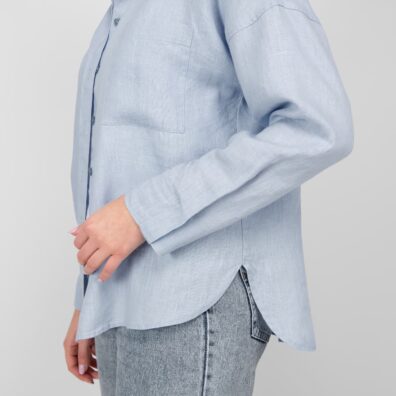 Lyseblå linbluse med sideslidser