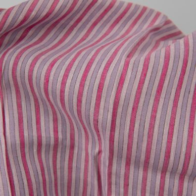 Stripete linstoff vevd av hvitt, mørk brun, fuchsia, lys lilla og lilla garn