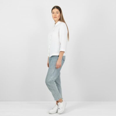 Hvit linbluse med brede mansjetter og nederkant