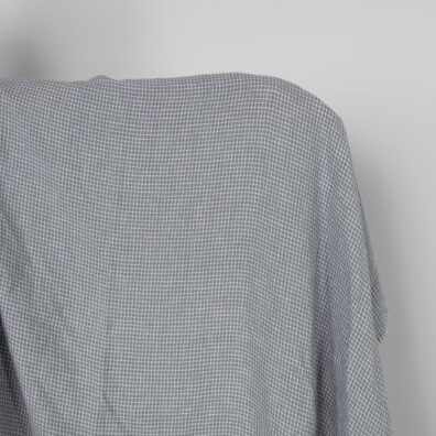 Blågrå-hvitt rutete linstoff vasket