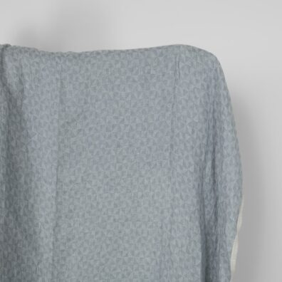Grått linstoff med geometrisk mønster vasket
