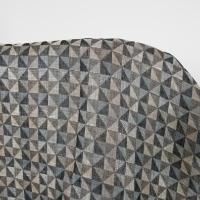 Linstoff med svart-grå trekanter 150cm bredt