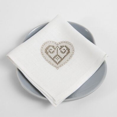 HARTY hvit linserviett med beige broderi