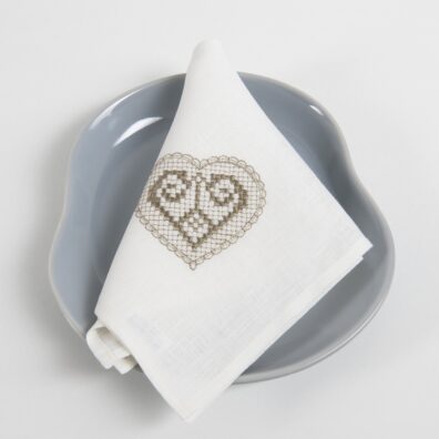 Melkehvit (gulaktig hvit) linserviett med beige broderi (hjerte brodert)