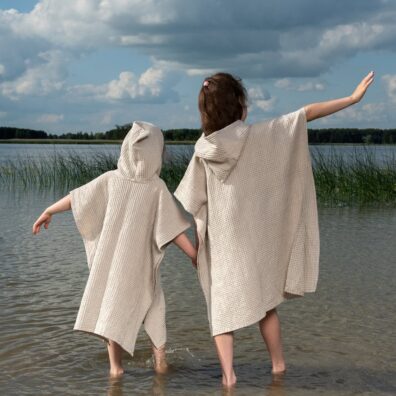 BINGO halvlin poncho beige for barn, i "vaffel" mønster