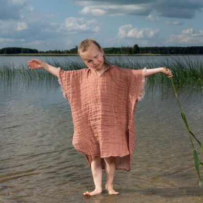 PLAZA lin poncho brun for barn, ermer med frynser