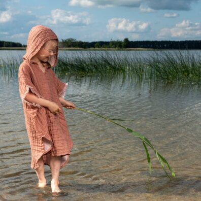 Lin poncho brun for barn, med hette